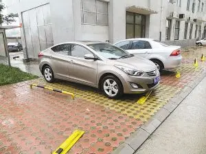 石家庄停车位收费乱象丛生 物业收5万管一辈