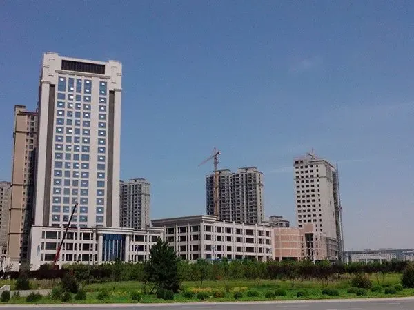 圣景名苑步行街位于榆林市高新区榆林第一医院