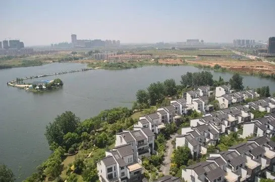 5万方全民健身活动场即汉阳区青少年活动中心,为别墅区打造a铜门,铜门宁波生态高档别墅图片