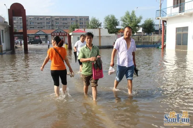 东城交警大队宿舍: 雨水倒流 小区院内可划舟_