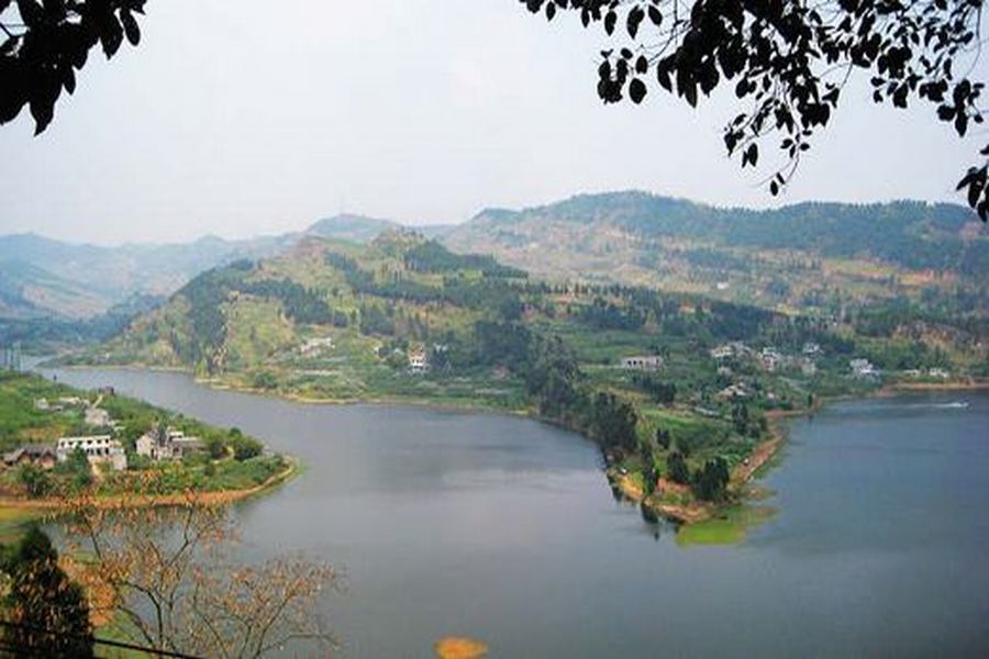 成都龙泉湖; 龙泉风景旅游区位于成都市东部龙尔山上; 九龙泉