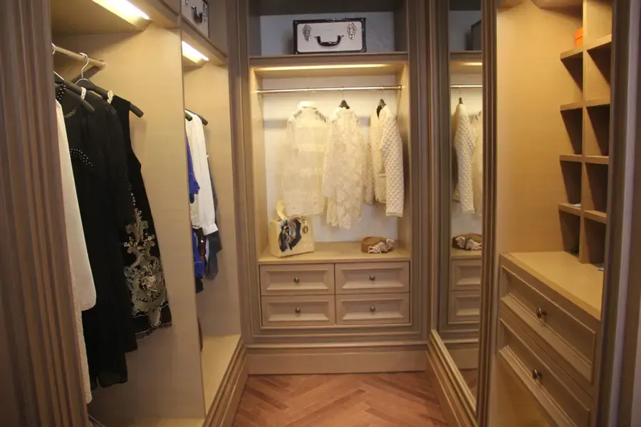 九龙仓兰宫二层主卧衣帽间