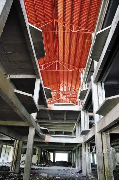 广州新楼房竟丢空三年 大楼满眼安全隐患