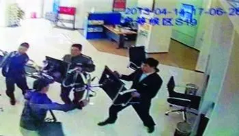 房不够抢银行 房价破坏了多少家庭高清图片
