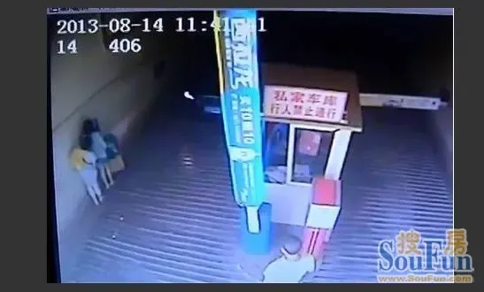 马路<em>连环杀手</em>:<em>女</em>司机夹死男婴拒下车 母亲倒车