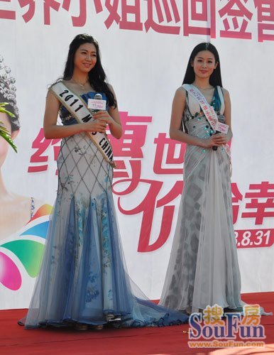 世界小姐刘晨(左)与世界小姐邹明月(右)