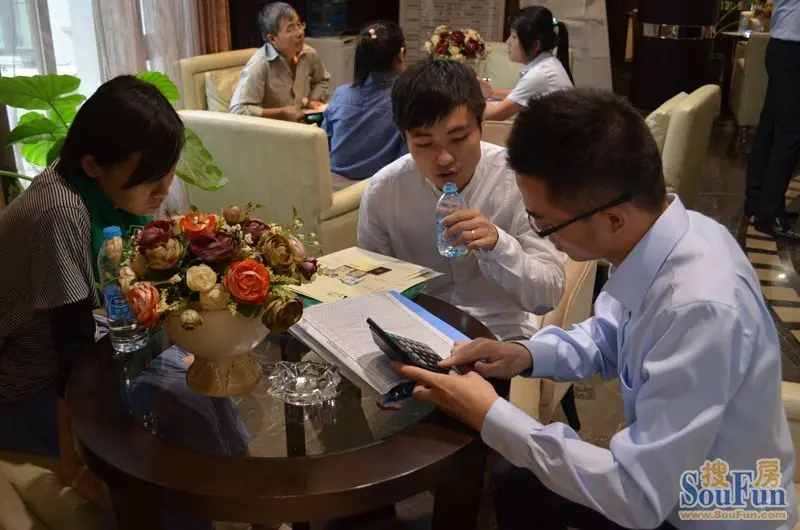 [提要]9月7日,御华名都售楼处人头攒动,上百人乘坐看房大巴抵达售楼处