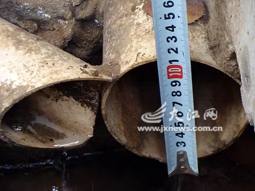 楼房墙渗水下水管道窄 南昌县幸福庄园房屋质