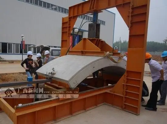 专家组在进行抗弯性能试验.
