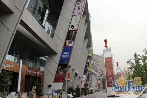 在重庆星悦荟,和居住产品春森彼岸一样,滨江而建,离龙湖春森彼岸仅几
