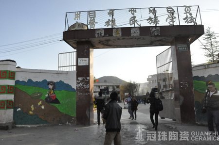 我们又毫不停歇地赶往捐赠第二站——依洛小学(上普雄民族