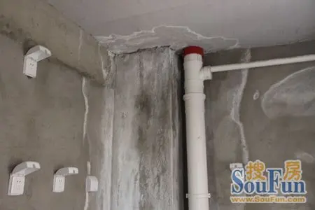 棚顶方面,厨房,卫生间大面积渗水印,从棚顶直达地面,看着触目惊心