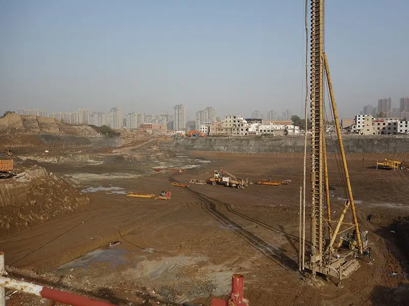 对剩下松土进行预压,地基夯实工程正在紧密锣鼓进行中