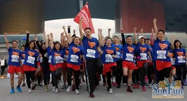 龙岗天安数码城超人亮相深圳马拉松赛