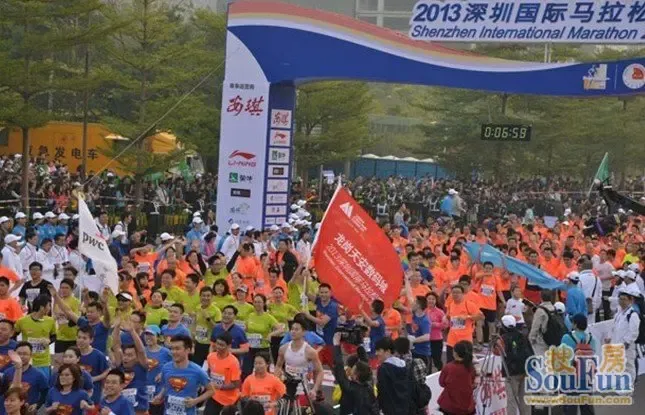 龙岗天安数码城超人亮相深圳马拉松赛