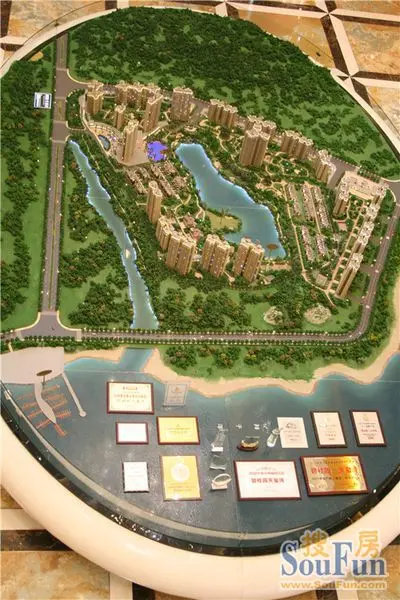 碧桂园天玺湾样榜房及天玺湾沙盘,环湖而建,外有海湾.