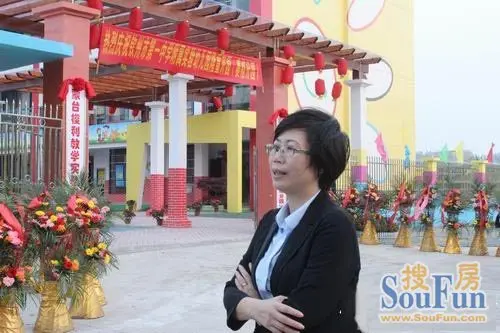钦州市第一中学校长莫怀荣,钦州新时代地产公司总经理刘树生出席钦州