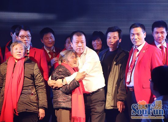 刘宗元紧紧拥抱着一位员工母亲，请她老人家放心
