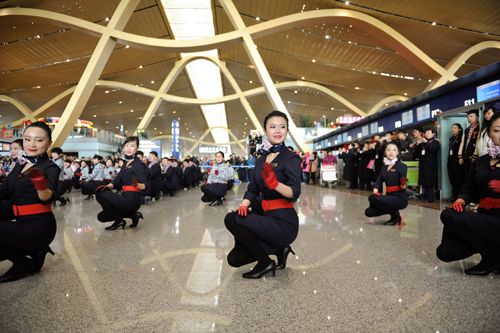 长水机场迎年关旅客超8万 空姐上演"快闪"