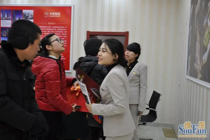 售楼处内置业顾问在给客户讲解项目信息