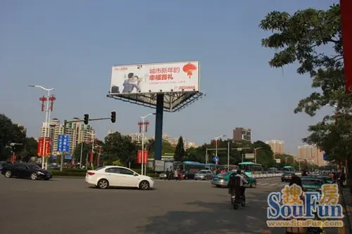 在吉之岛前的巨幅地产广告 多个上东平楼盘赫然在列