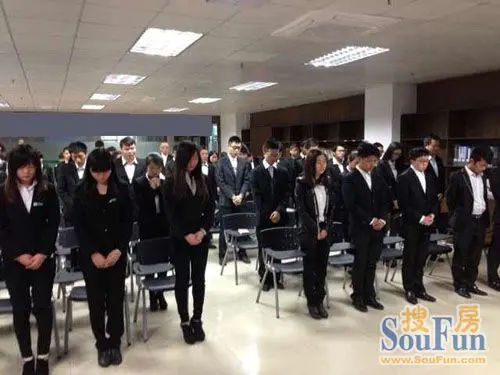 招商置业全员素装为3.01昆明暴恐事件遇难人员默哀