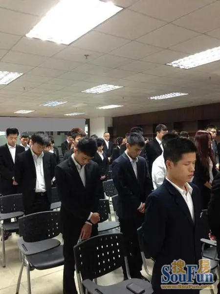 招商置业全员素装为3.01昆明暴恐事件遇难人员默哀