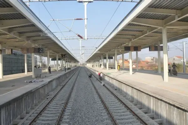 武冈城际铁路站点建设最后冲刺静态标识安装完