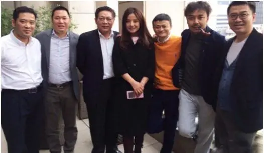 赵薇夫妇与地产大佬聚餐 汪涵任志强同桌网友调侃推销