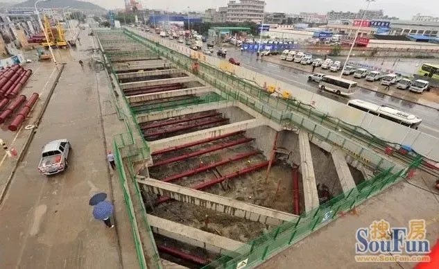 强暴雨引发路面积水 地铁1号线围挡局部变形非