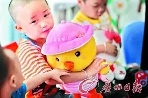 广州成年孤儿统一配公租房 社区帮助落户就业