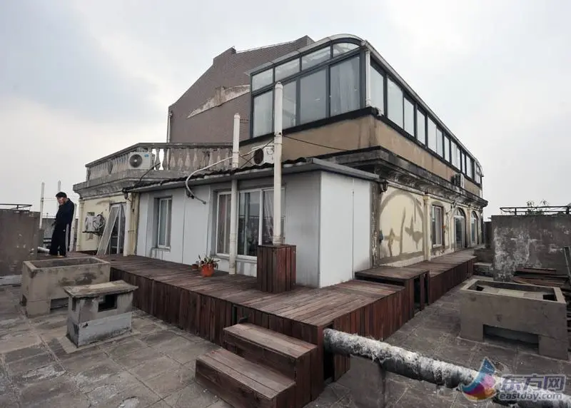 上海普陀区现“空中别墅” 违章搭建假山金鱼池