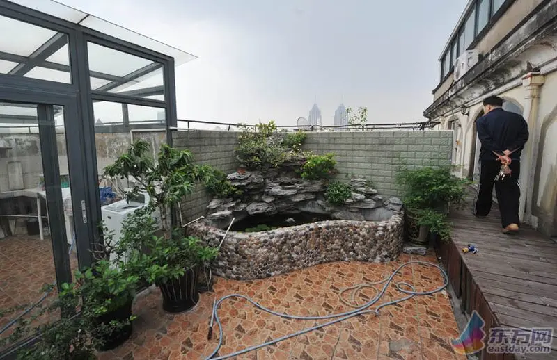 上海普陀区现“空中别墅” 违章搭建假山金鱼池