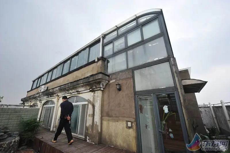 上海普陀区现“空中别墅” 违章搭建假山金鱼池