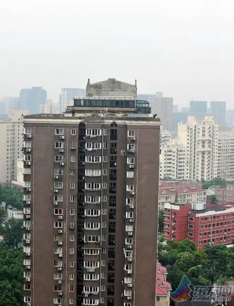 上海普陀区现“空中别墅” 违章搭建假山金鱼池