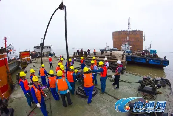 沪通铁路长江大桥首个钢沉井8根固定主缆挂缆