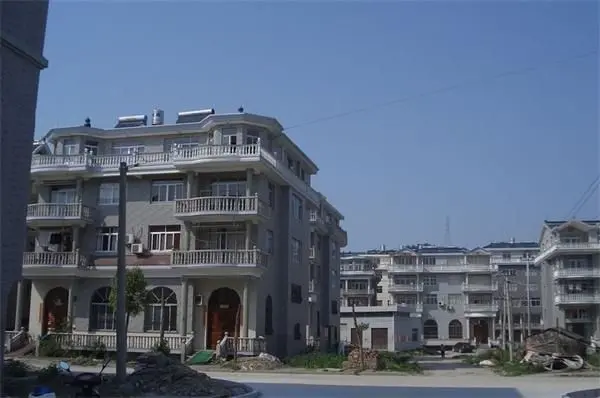 从萧山到绍兴到宁波,从金华到义乌到诸暨,看到浙江农村,的确建的非常
