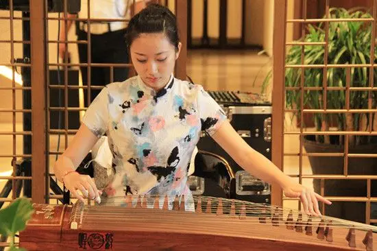 优雅的古筝表演图片