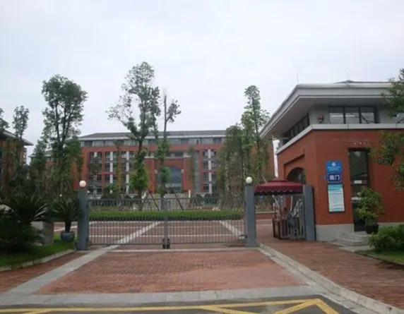 背靠国际化文化学院-蒙彼利埃小学,还拥有成都石室天府中学,成都国际
