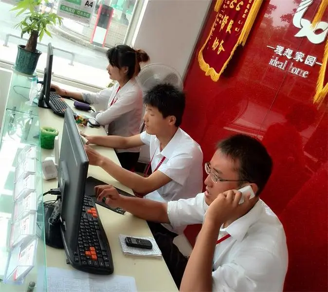 认真工作的员工