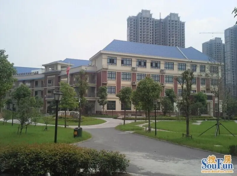 据引进,武汉cbd独家了解了大地小学,而该小学是武汉市江汉区唯一一所领巾震汶川小学生图片