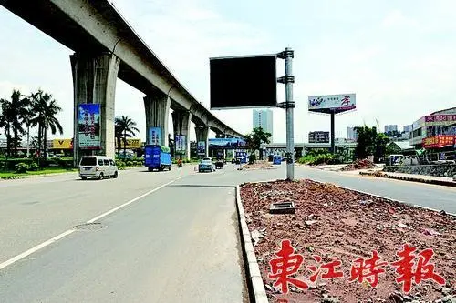 修复后的仲恺大道路面平整.