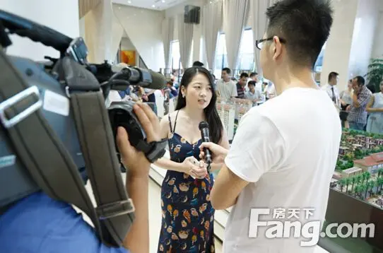 (中澳城营销总监许丽芬接受媒体采访)