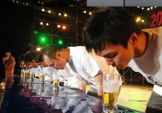 大赛,滚啤酒桶,喝啤酒竞赛,扑克牌酒王大赛等数十种啤酒文化互动游戏
