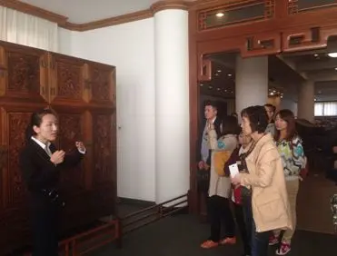 —北京行的首站,则是被誉为"活国宝"的紫檀博物馆