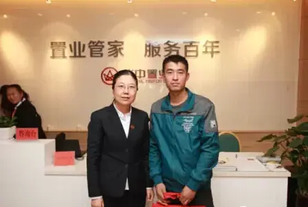 华中置业总经理王岩与当日签单客户合影留念