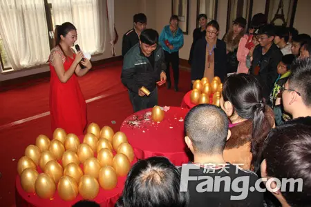 火爆的一元竞拍活动和现场砸金蛋活动,将现场气氛引向高潮,茶具套装