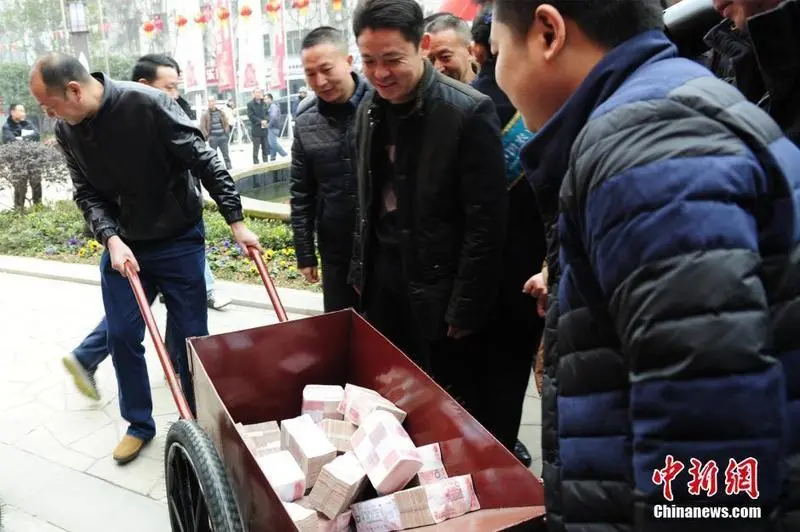 组图:开发商用小推车装3000万给工人发工资