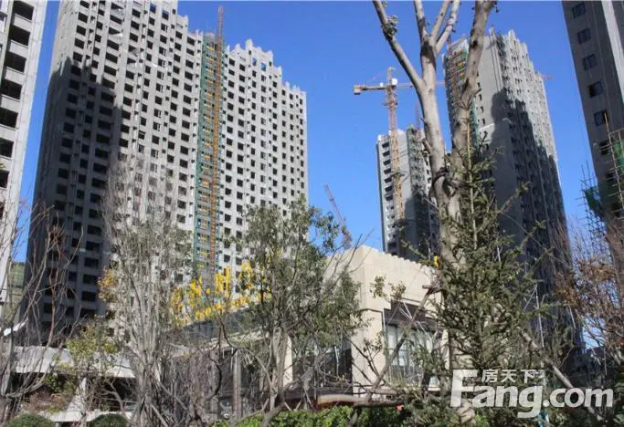 保利叶公馆坐落于青岛新都心的核心位置,南和市北cbd商圈接壤,北到