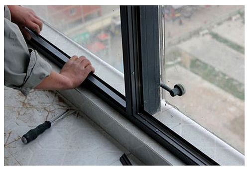 门窗密封条在用途上分为玻璃密封条(胶条),门扇门套密封条和毛条三大